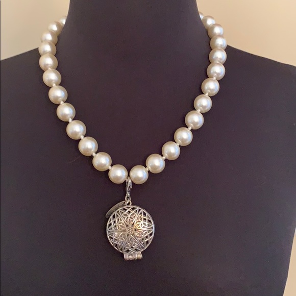 Plunder pearl necklace and large locket. - Picture 2 of 6